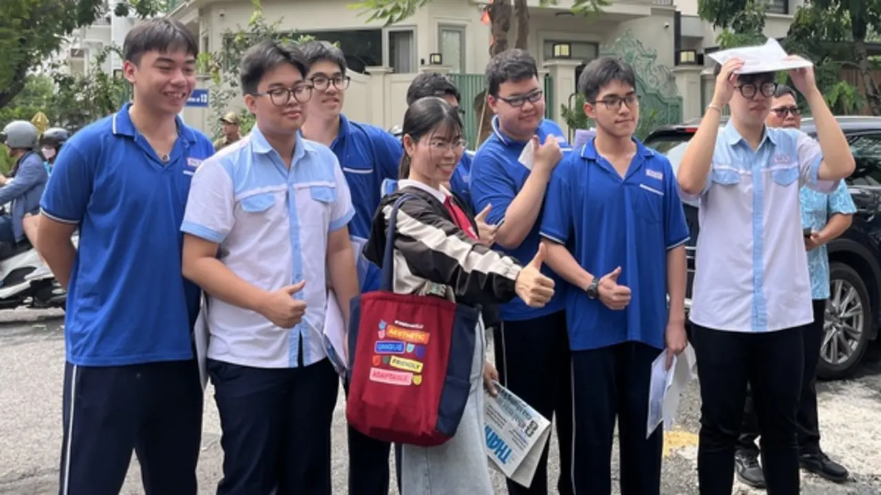 Cô giáo rong ruổi qua 5 điểm thi tốt nghiệp THPT để động viên học trò