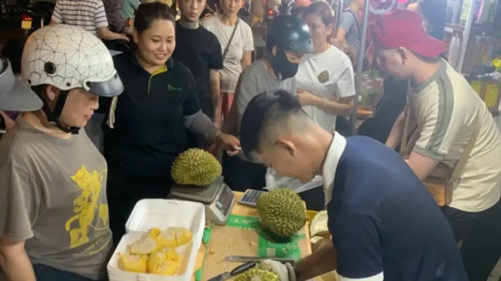 Có một nơi ở TP.HCM mà người trẻ tha hồ ăn trái cây