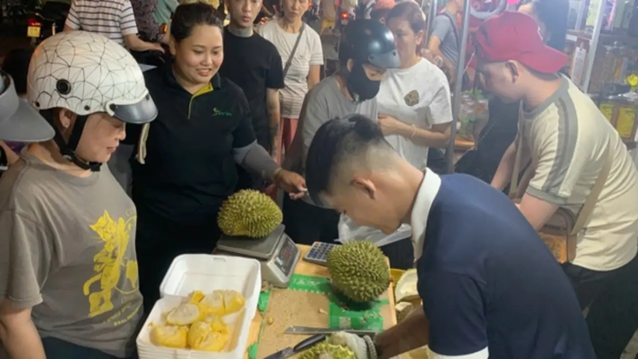 Có một nơi ở TP.HCM mà người trẻ tha hồ ăn trái cây