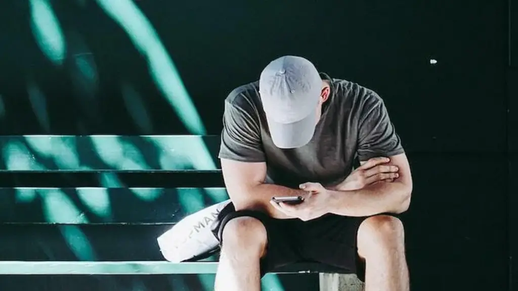 Cổ rùa bởi cúi đầu lướt điện thoại 10 tiếng mỗi ngày