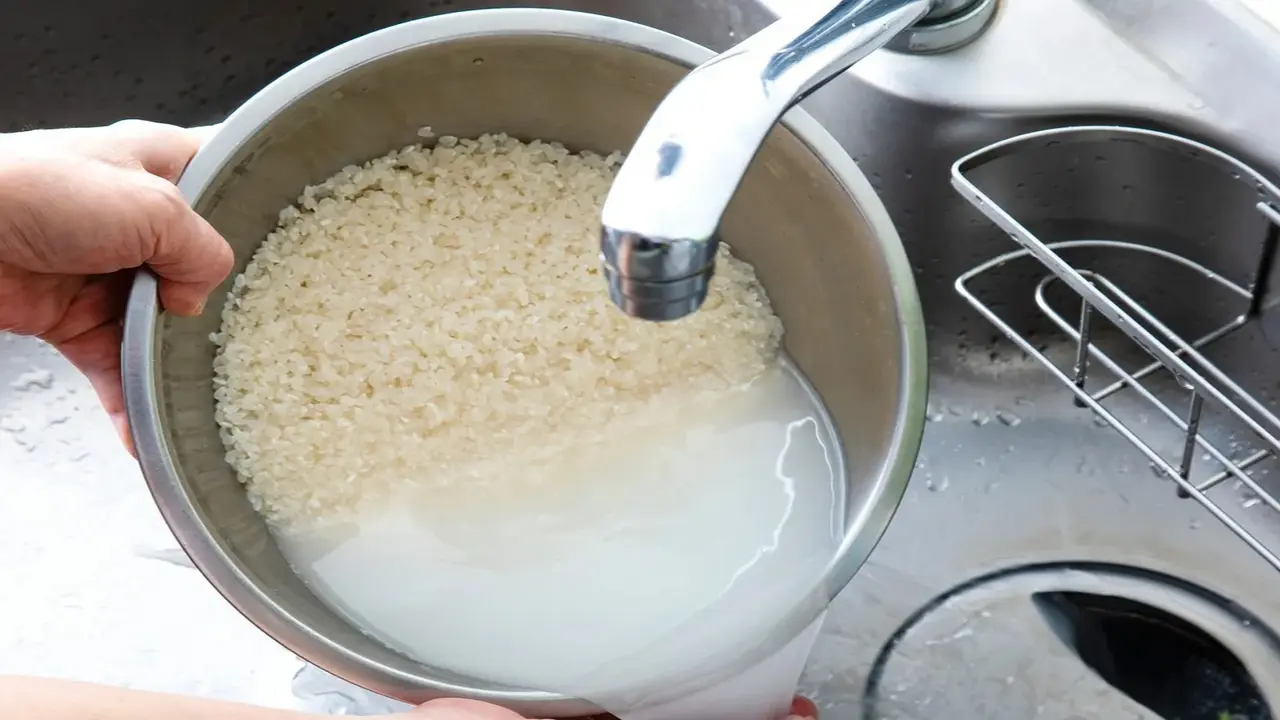Có thực sự cần vo gạo trước khi nấu cơm?