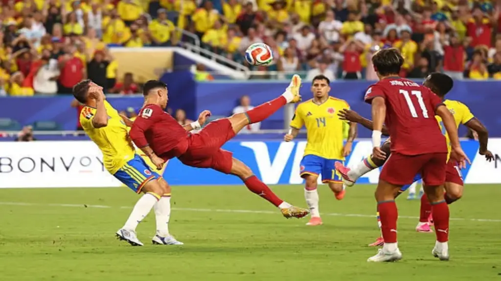Colombia 0-0 Bồ Đào Nha (hết hiệp 1): C.Ronaldo móc bóng không thành công