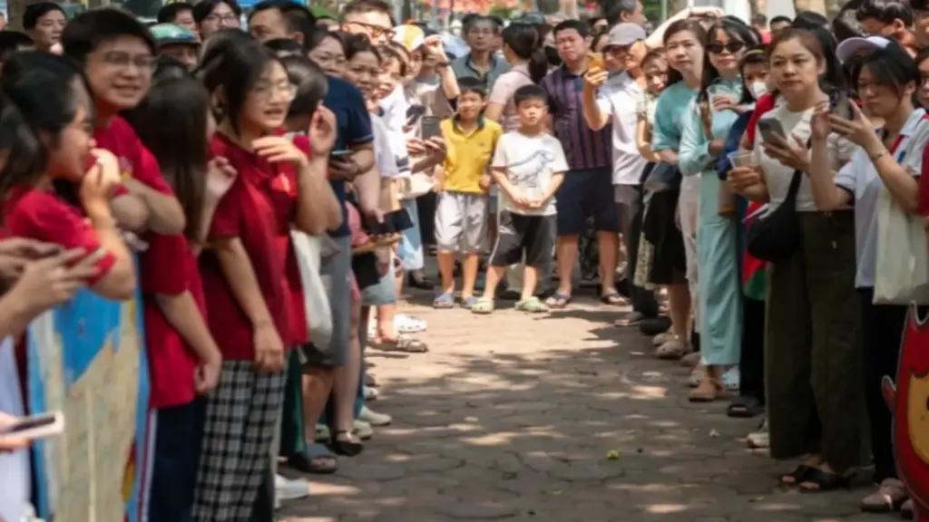 Con tôi 'trật tủ' thi Văn nhưng thừa điểm đỗ lớp 10 công lập Hà Nội