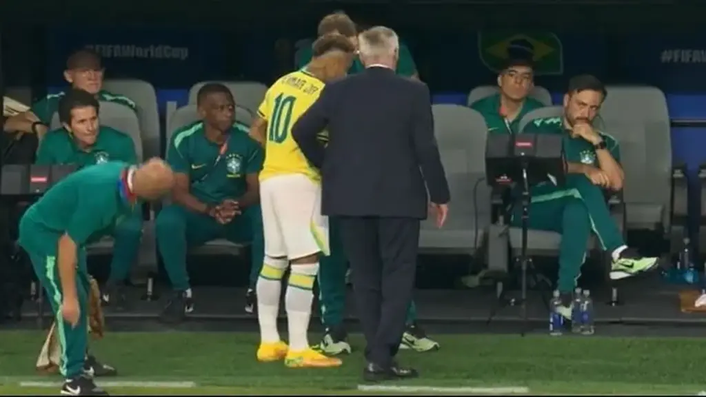 Con trai HLV Ancelotti gặp họa vì liếc nhìn Neymar