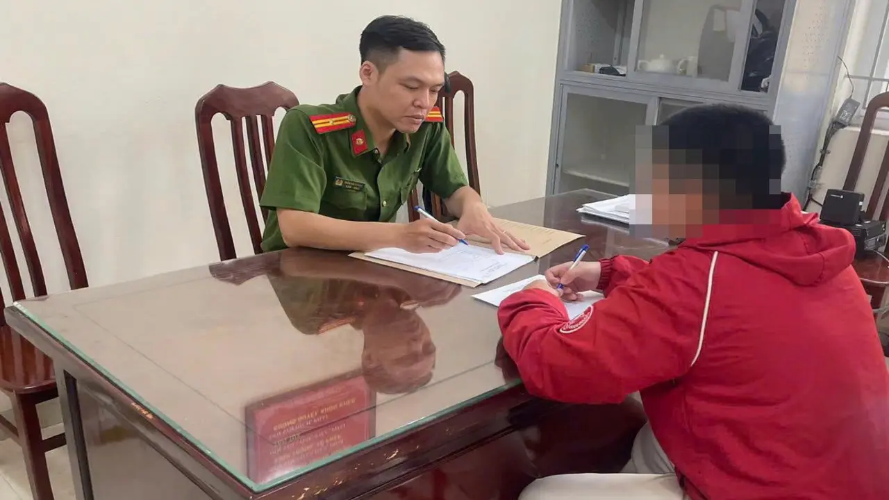 Công an đã mời làm việc nam shipper giật tóc, kéo lê cô gái trên vỉa hè