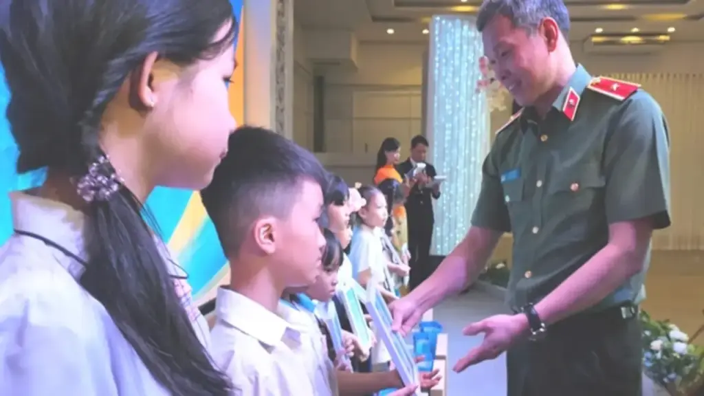 Công an TP.HCM trao học bổng, tuyên dương nhiều gia đình tiêu biểu