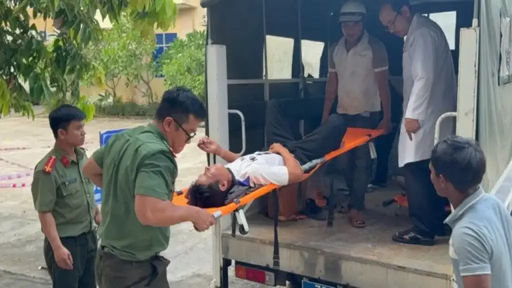 Công an xã ở Quảng Ngãi vượt núi đưa 2 người bị sét đánh đi cấp cứu