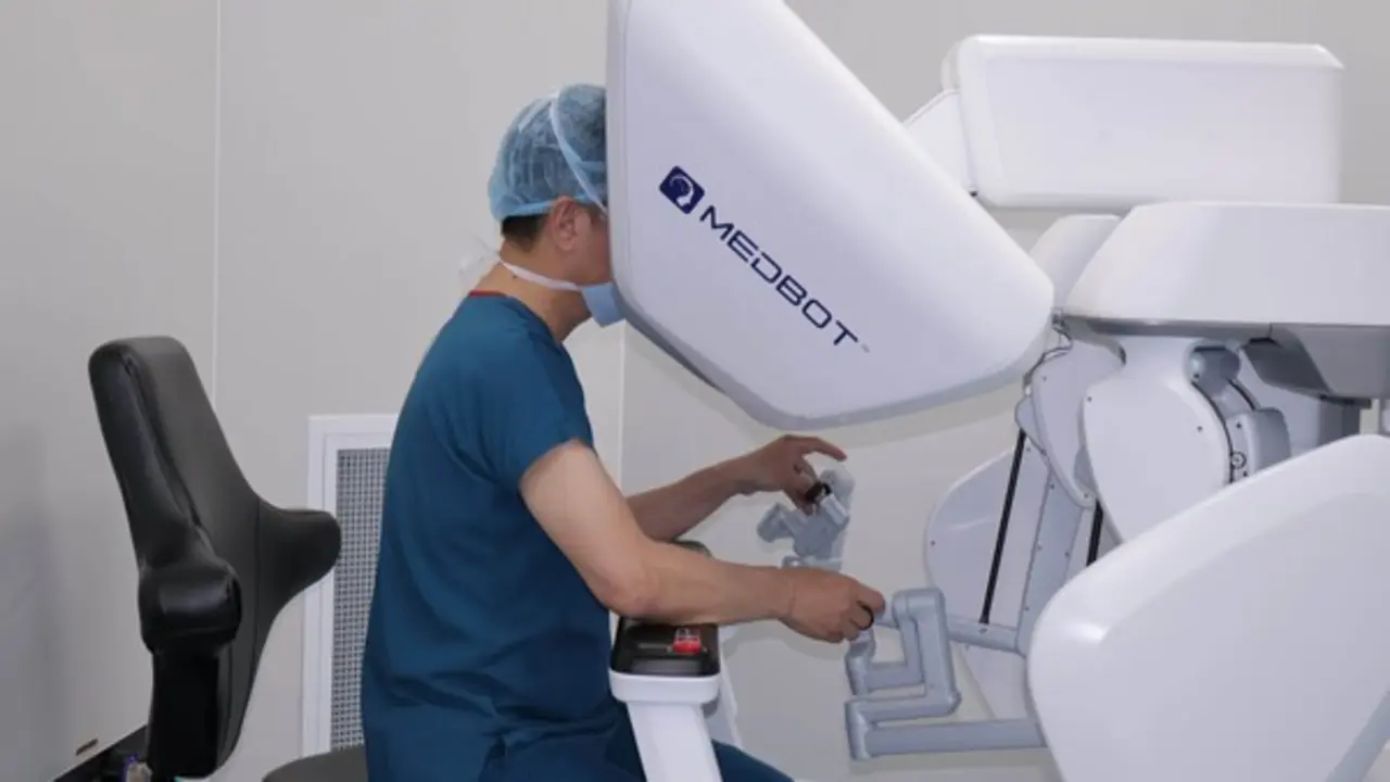 Cột mốc mới của y học Việt Nam: Lần đầu tiên bác sĩ phẫu thuật từ xa cho bệnh nhân cách hàng nghìn cây số
