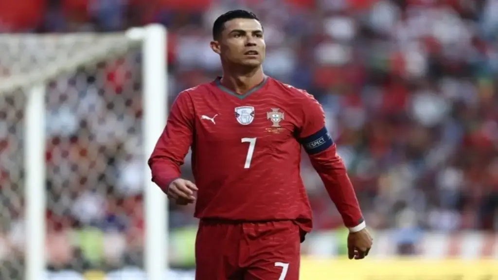Cristiano Ronaldo đáp trả mạnh mẽ chỉ trích “hết thời”