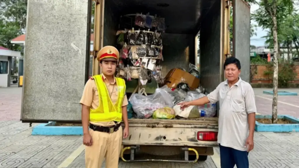 CSGT chặn xe tải chở gần 550 sản phẩm nghi hàng giả