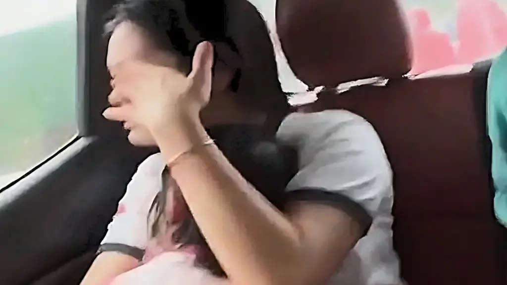 CSGT dùng xe chuyên dụng đưa bé gái đứt lìa 2 ngón tay đi cấp cứu
