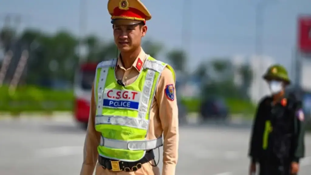 CSGT kiểm tra lỗi chạy quá tốc độ, tài xế bị 'lộ' thêm 3 vi phạm khác