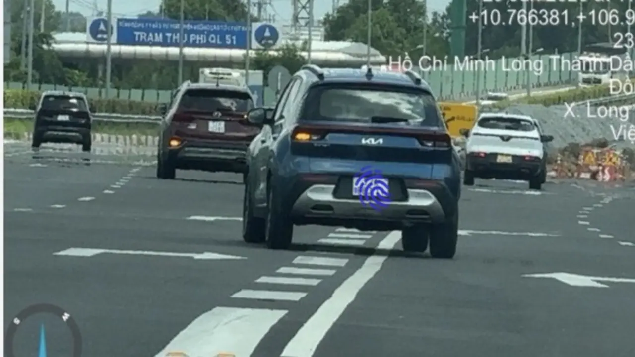 CSGT mật phục tại nút giao, nhiều tài xế vào cao tốc mới biết mình vi phạm