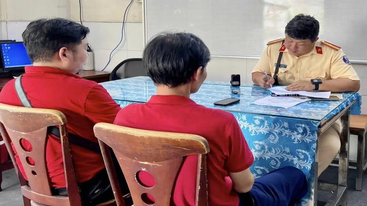 CSGT TPHCM phạt tài xế xe buýt 2 tầng chở Hoa hậu Hương Giang diễu hành