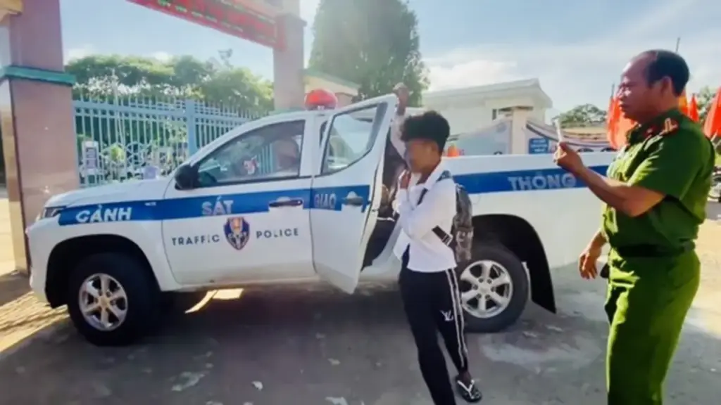 CSGT vượt đường núi đưa thí sinh đến điểm thi lớp 10 kịp giờ phát đề