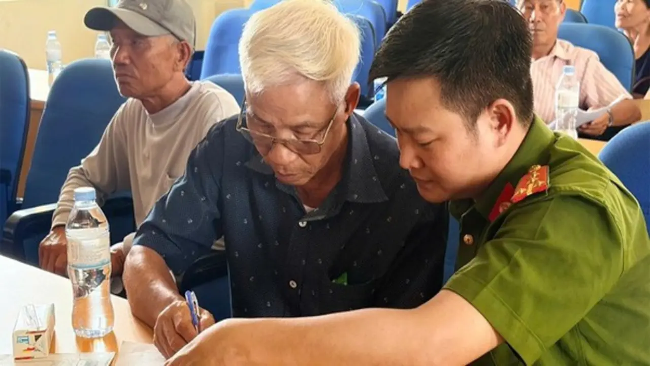 Cụ ông đạp xe gần 800 km lấy mẫu ADN tìm 2 anh trai là liệt sĩ