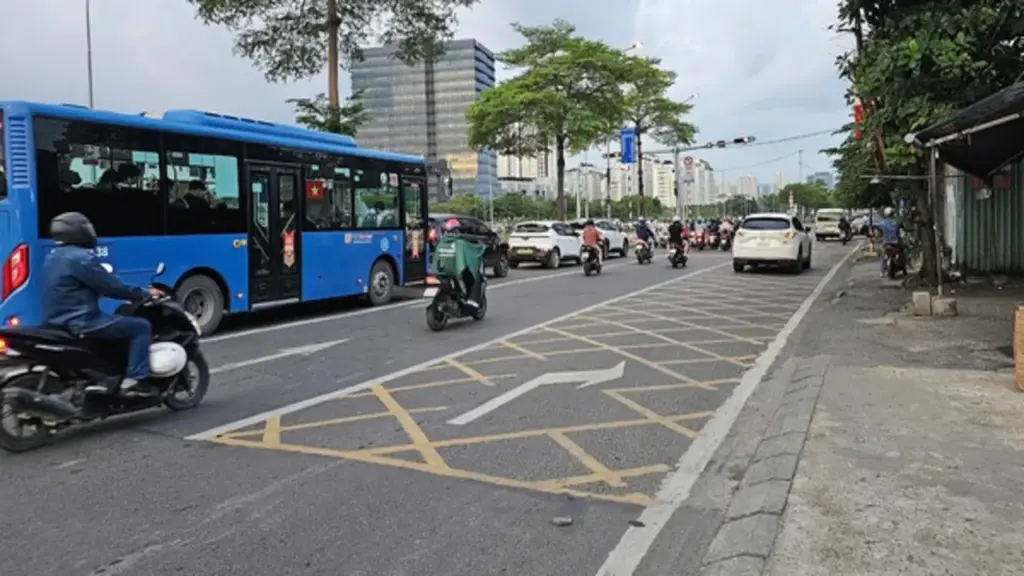 Cửa ngõ Nam Sài Gòn: Xe dừng mua hàng, làn rẽ phải bị 'bóp nghẹt'