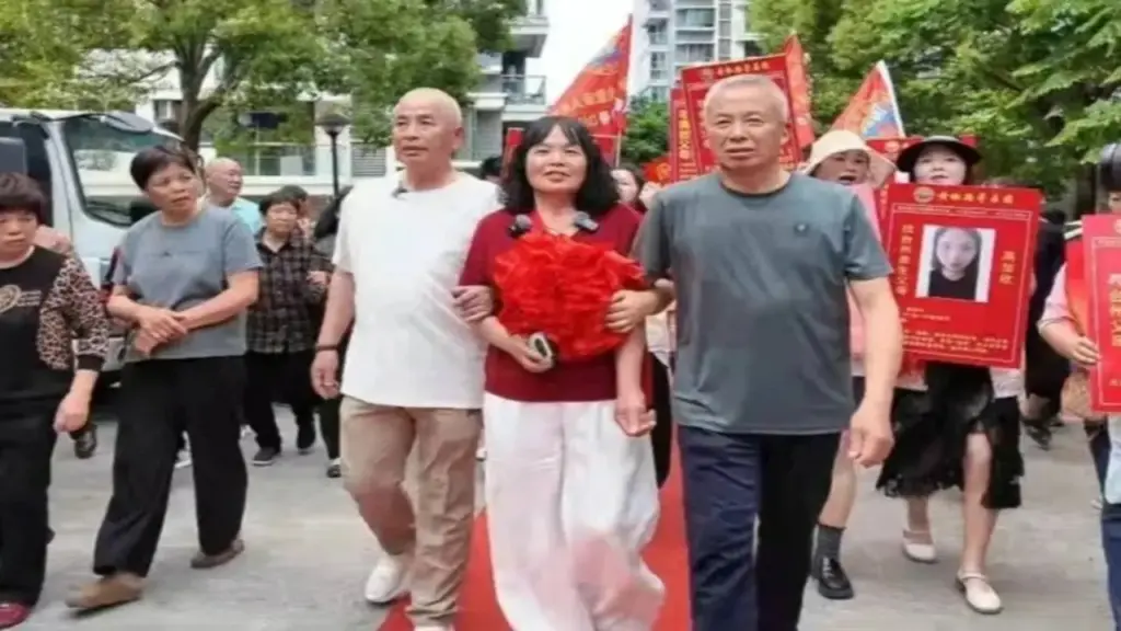 Cuộc hội ngộ kỳ diệu: Anh em ruột ở Trung Quốc gặp ngoài đường không biết