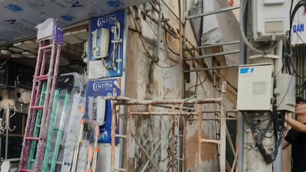 Cưỡng chế công trình lấn chiếm lối đi chung làm kho, nhà vệ sinh ở Đà Lạt