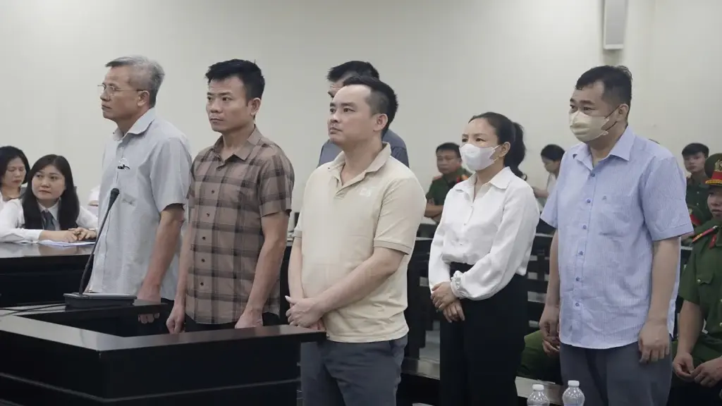 Cựu giám đốc khai 'đi mổ u vẫn bị sếp thúc đòi chia tiền tham ô'