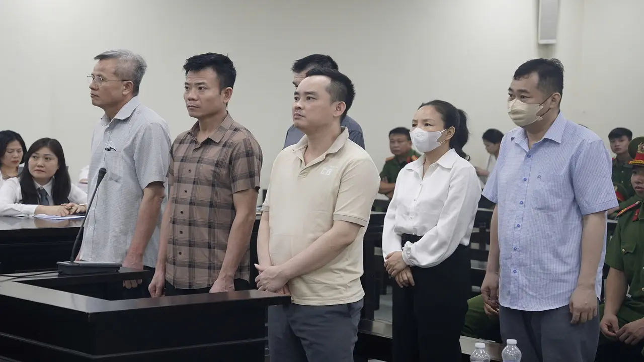 Cựu giám đốc khai 'đi mổ u vẫn bị sếp thúc đòi chia tiền tham ô'