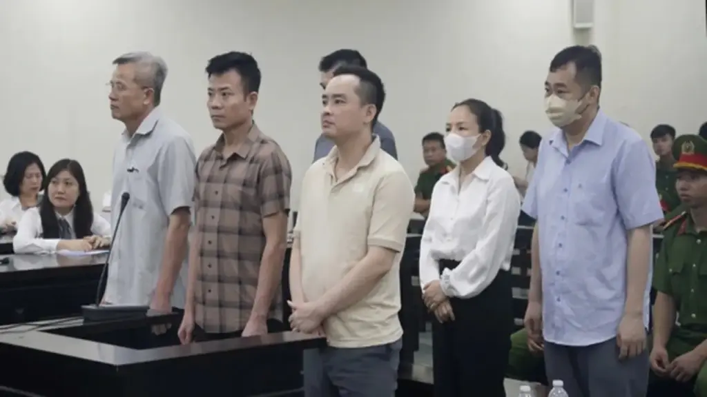 Cựu giám đốc 'sắp lên bàn mổ vẫn phải mang tiền nộp cho sếp'