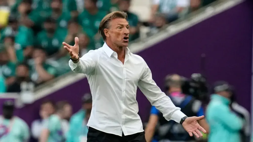 Cựu HLV Nam Định 'giải cứu' đội đang dự World Cup