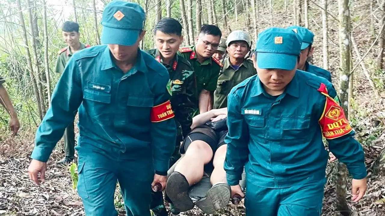 Cứu hộ nam du khách Đức đi phượt bị tai nạn gãy chân ở núi Hóc Chanh