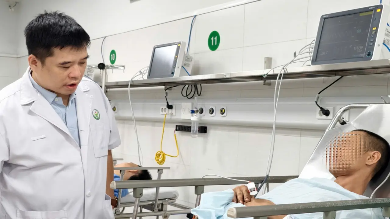 Cứu người đàn ông bị thanh xà beng dài 1,5 mét đâm xuyên đùi