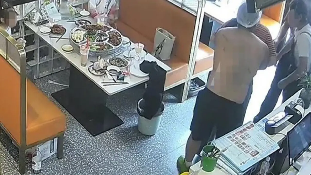 Cứu người gặp nạn, người đàn ông sốc nặng khi bị chỉ trích vì không mặc áo