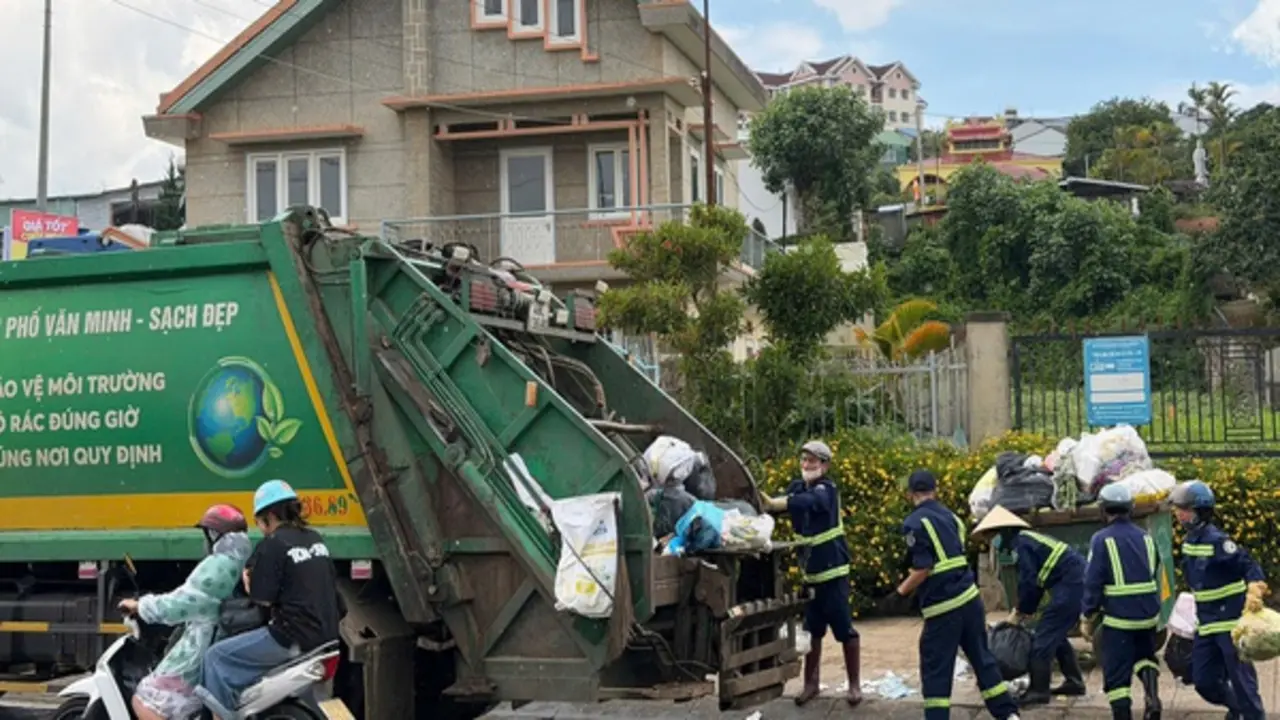 Đà Lạt gấp rút huy động 200 công nhân xử lý rác ùn ứ