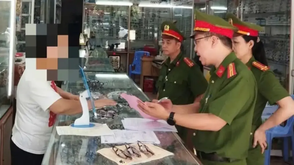 Đà Nẵng: Kiểm tra cửa hàng kính mắt, phát hiện hơn 4.000 sản phẩm nghi vi phạm