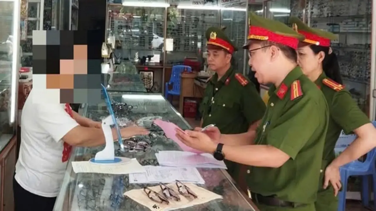 Đà Nẵng: Kiểm tra cửa hàng kính mắt, phát hiện hơn 4.000 sản phẩm nghi vi phạm