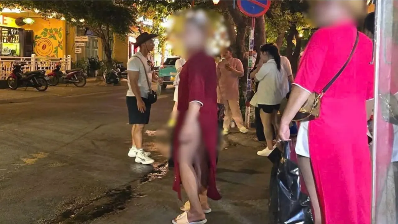 Đà Nẵng xác minh khách nước ngoài mặc áo dài phối bikini ở Hội An