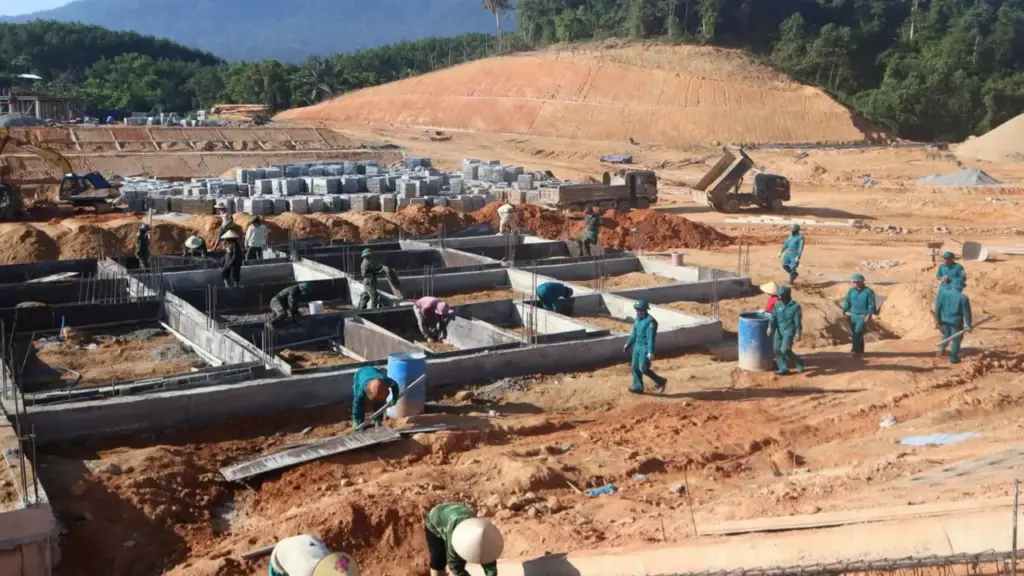 Đà Nẵng yêu cầu thi công '3 ca, 4 kíp' để kịp hoàn thành 6 trường nội trú vùng biên