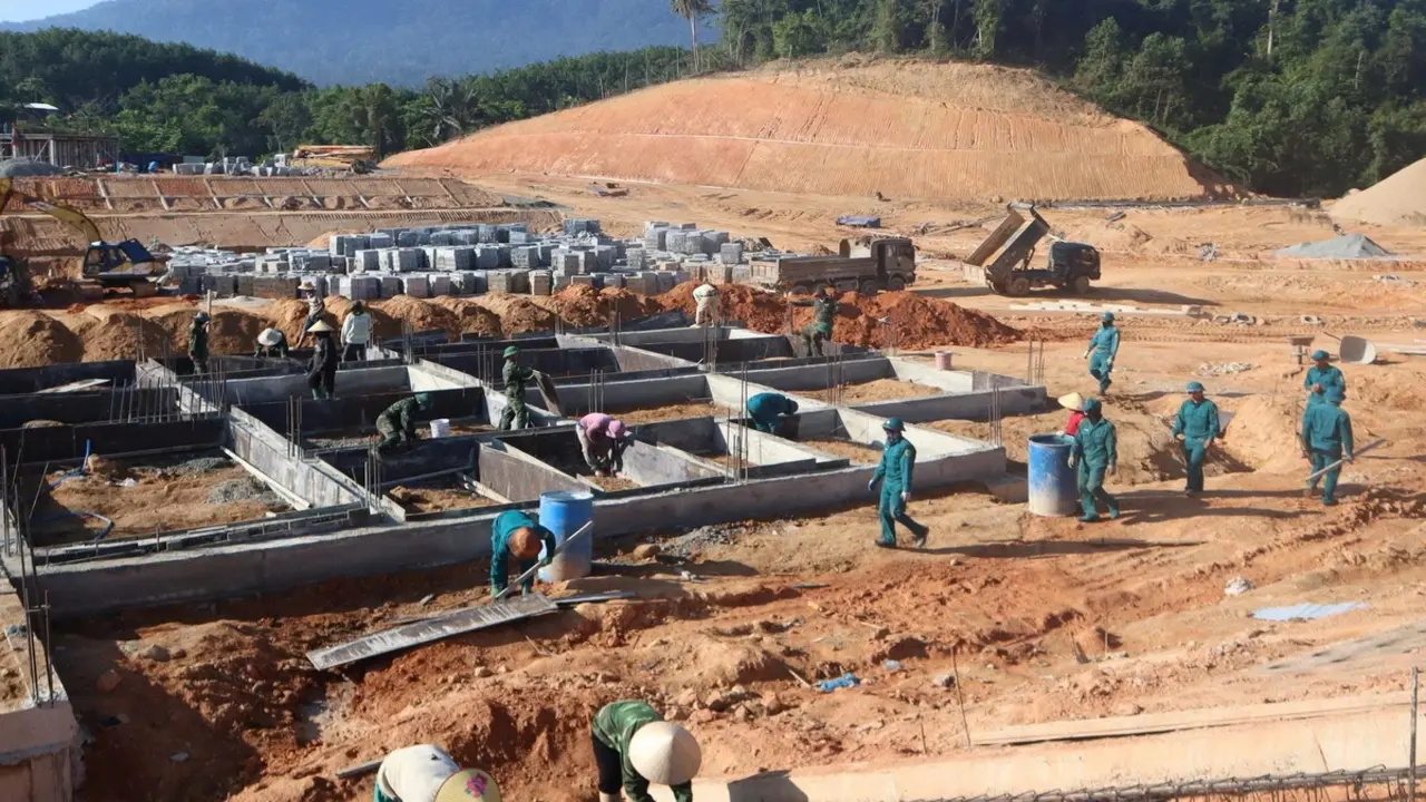 Đà Nẵng yêu cầu thi công '3 ca, 4 kíp' để kịp hoàn thành 6 trường nội trú vùng biên