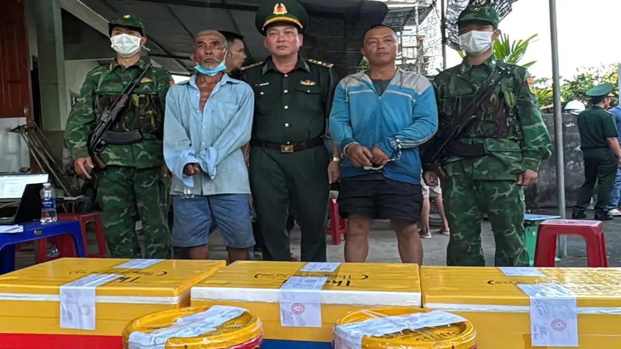 Đặc nhiệm bắt quả tang 2 cha con đang vận chuyển thuốc nổ