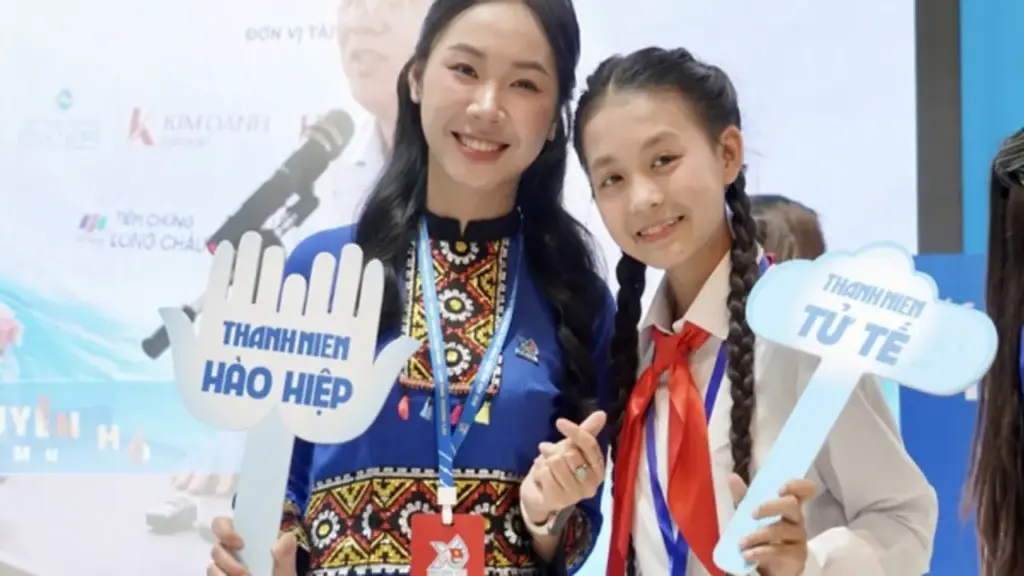 Đại biểu Đại hội Đoàn toàn quốc hào hứng check-in tại gian trưng bày Báo Thanh Niên