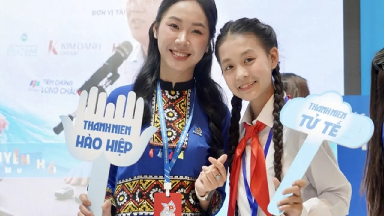 Đại biểu Đại hội Đoàn toàn quốc hào hứng check-in tại gian trưng bày Báo Thanh Niên