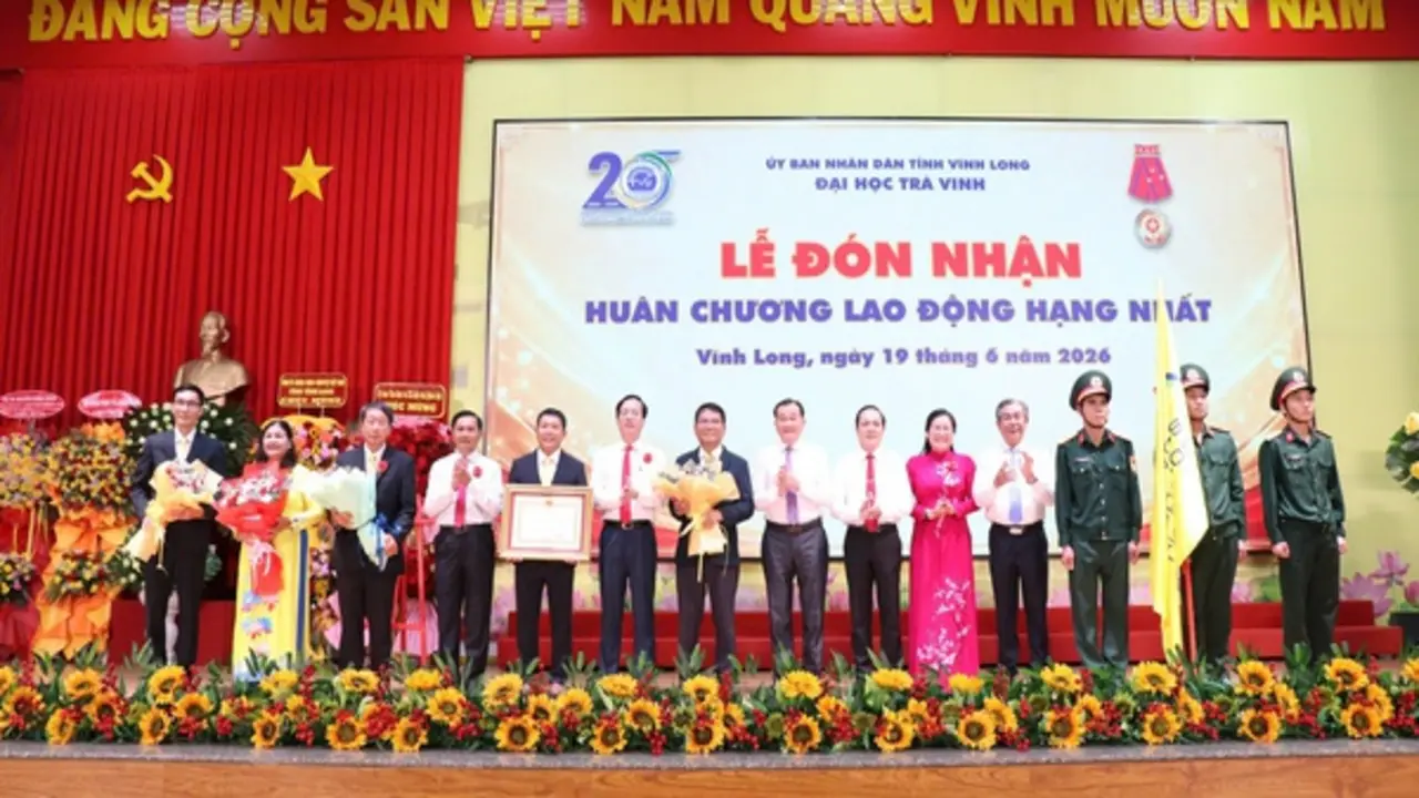 Đại học Trà Vinh nhận Huân chương lao động hạng nhất