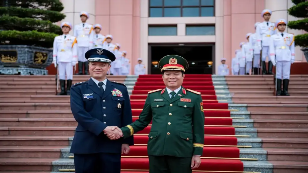 Đại tướng Nguyễn Tân Cương hội đàm với Tham mưu trưởng Liên quân Nhật Bản