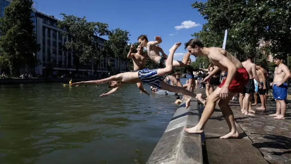 Dân Paris đổ xô xuống kênh đào tránh nóng 40 độ