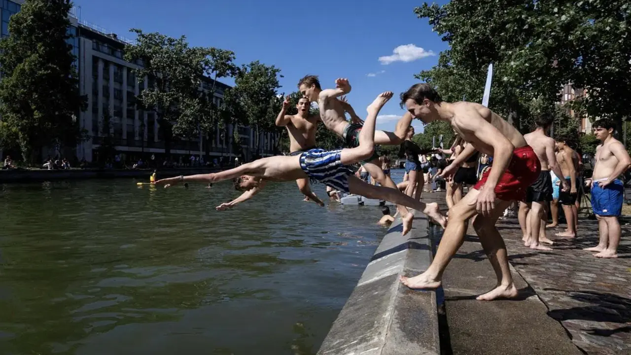 Dân Paris đổ xô xuống kênh đào tránh nóng 40 độ