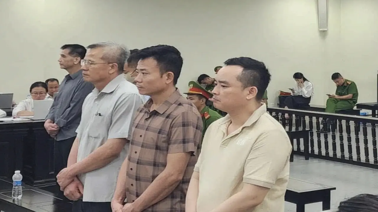 Đang chờ mổ u gan, cựu giám đốc vẫn nhiều lần bị đòi "chi tiền ngoại giao"