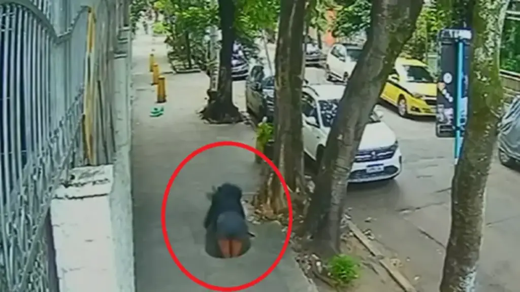 Đang đi bộ, người phụ nữ bất ngờ bị "nuốt chửng" giữa đường