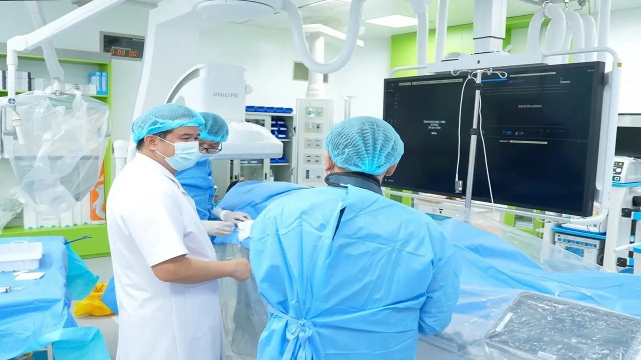 Đang đưa con đi chữa bệnh, người đàn ông bất ngờ nhồi máu cơ tim