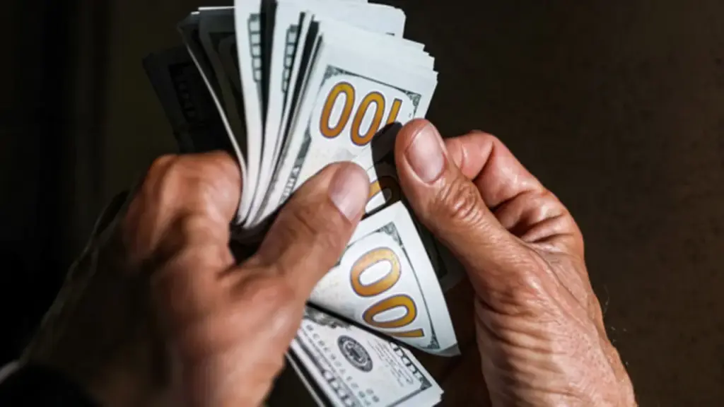 Đang hết tiền, người đàn ông bỗng có 42 tỷ sau một thao tác "lạ đời"
