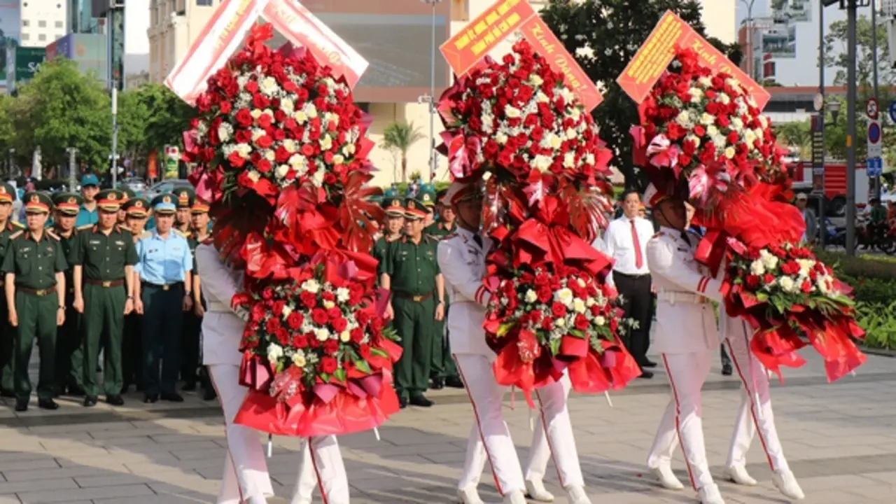 Dâng hoa tưởng niệm Chủ tịch Hồ Chí Minh trước hội thảo về hai lời kêu gọi lịch sử