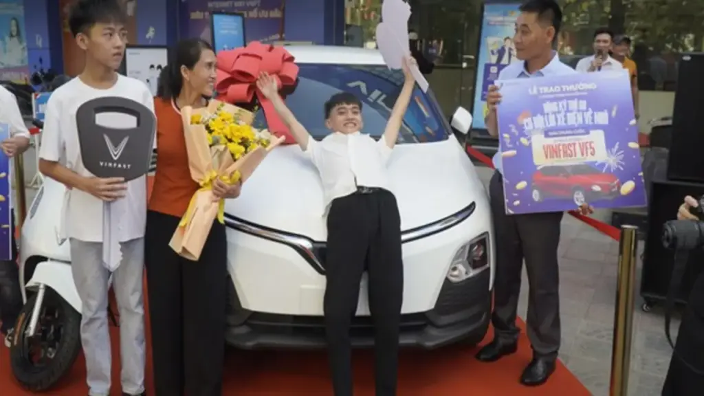 Đăng ký gói mạng 5.000 đồng/ngày, người đàn ông chài lưới trúng ô tô: 'Tưởng bị lừa'