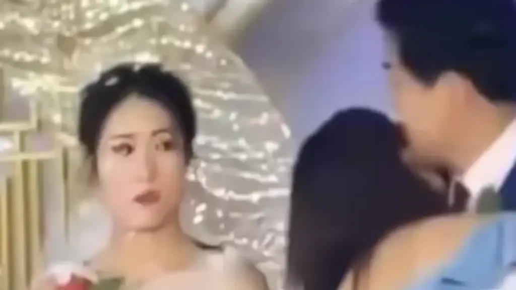 Đang làm lễ cưới, người yêu cũ bất ngờ lao lên hôn chú rể, cả hội trường sững sờ